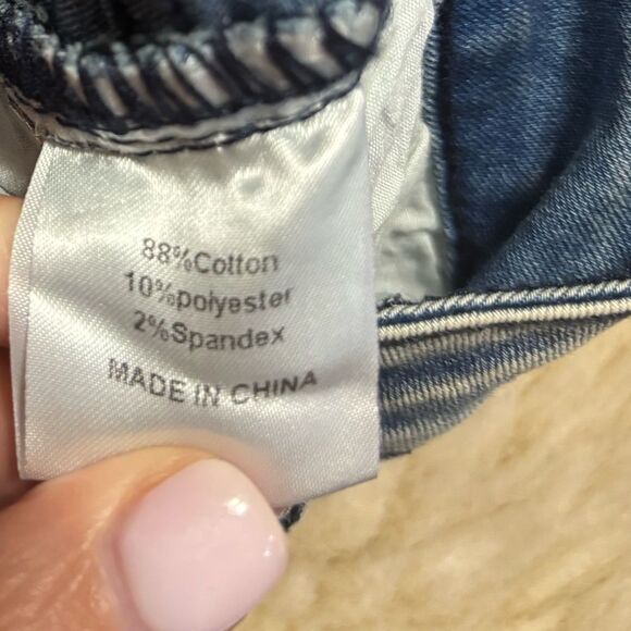 A.Z.I.  Blue Jeans with Floral and Bead Embroidery - Picture 5 of 5